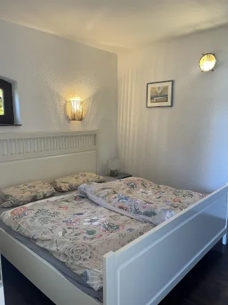 Ger&auml;umiges G&auml;stezimmer mit Bad