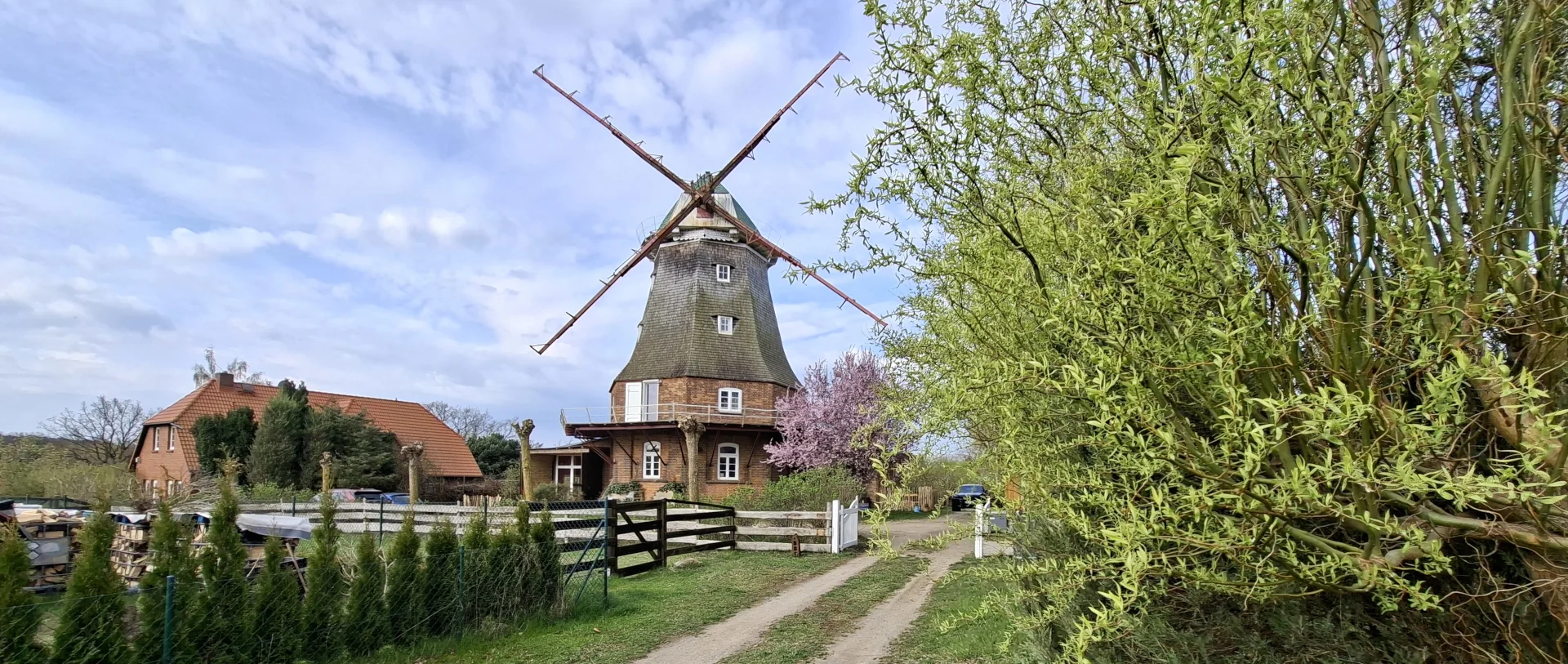 Au&szlig;enansicht der Neubukower M&uuml;hle in 2026