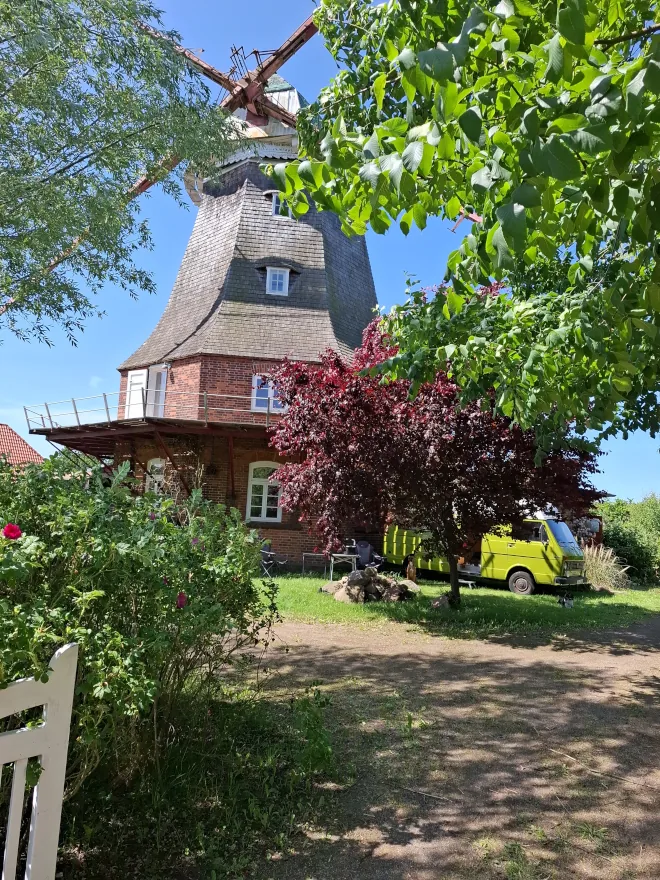 Wohnmobil vor der M&uuml;hle